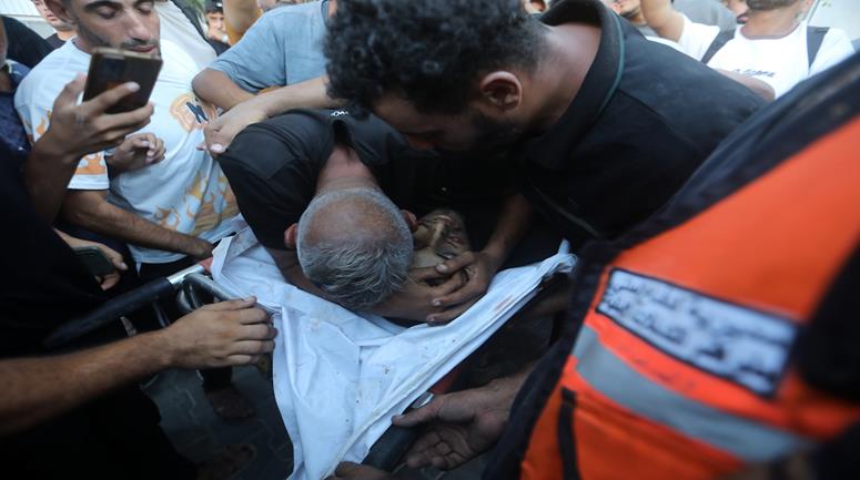 وداع ثلاثة شهداء في مجمع الشفاء الطبي بمدينة غزة، بعد ارتقائهم بقصف إسرائيلي في مخيم جباليا شمال قطاع غزة